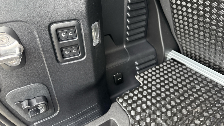 Land Rover Defender 3.0 D250 X-Dynamic SE 90 3dr Auto [6 Seat] Diesel Estate